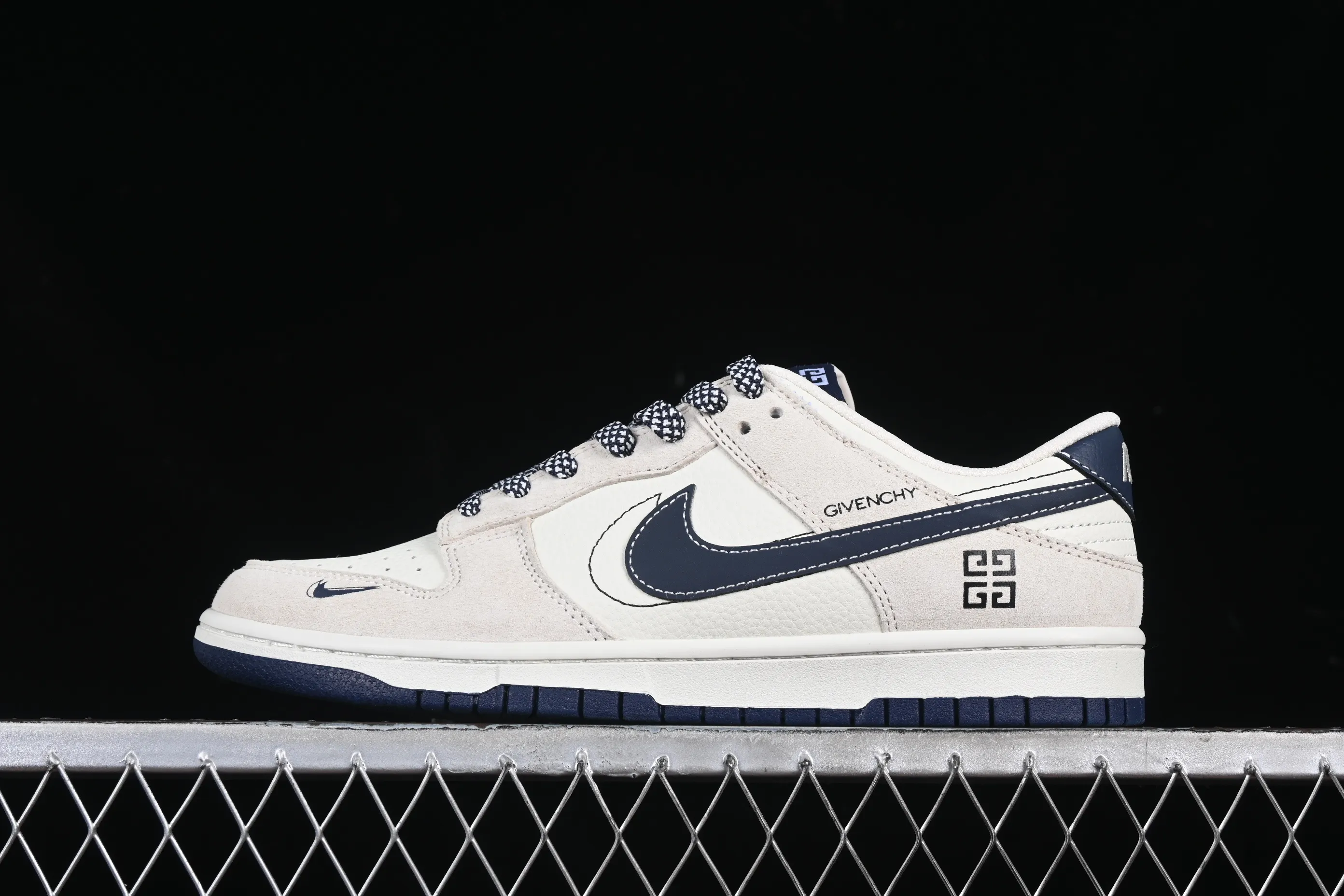 All categories Nk SB Dunk Series Nk SB Dunk Low High-end customized low-top sneakers Nk SB Dunk Low Givenchy co-branded gray pig eight pairs of hooks Anniversary high-end customized low-top casual sneakers DJ2024-112